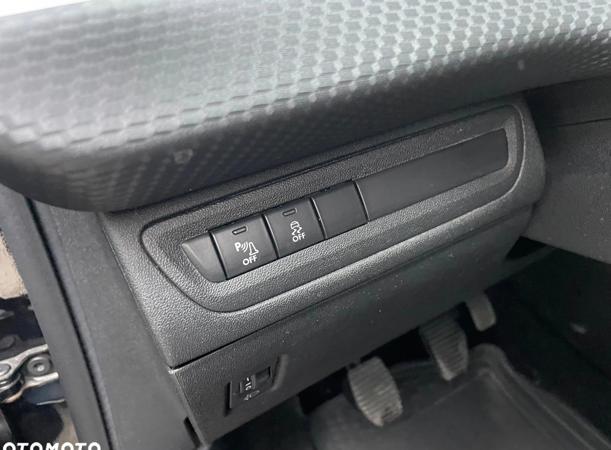 Peugeot 2008 cena 36700 przebieg: 140000, rok produkcji 2016 z Jarocin małe 172